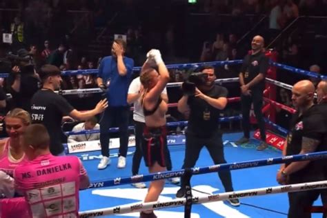 hemsley boxing|Boxing: Daniella Hemsley flashes crowd after Kingpyn。